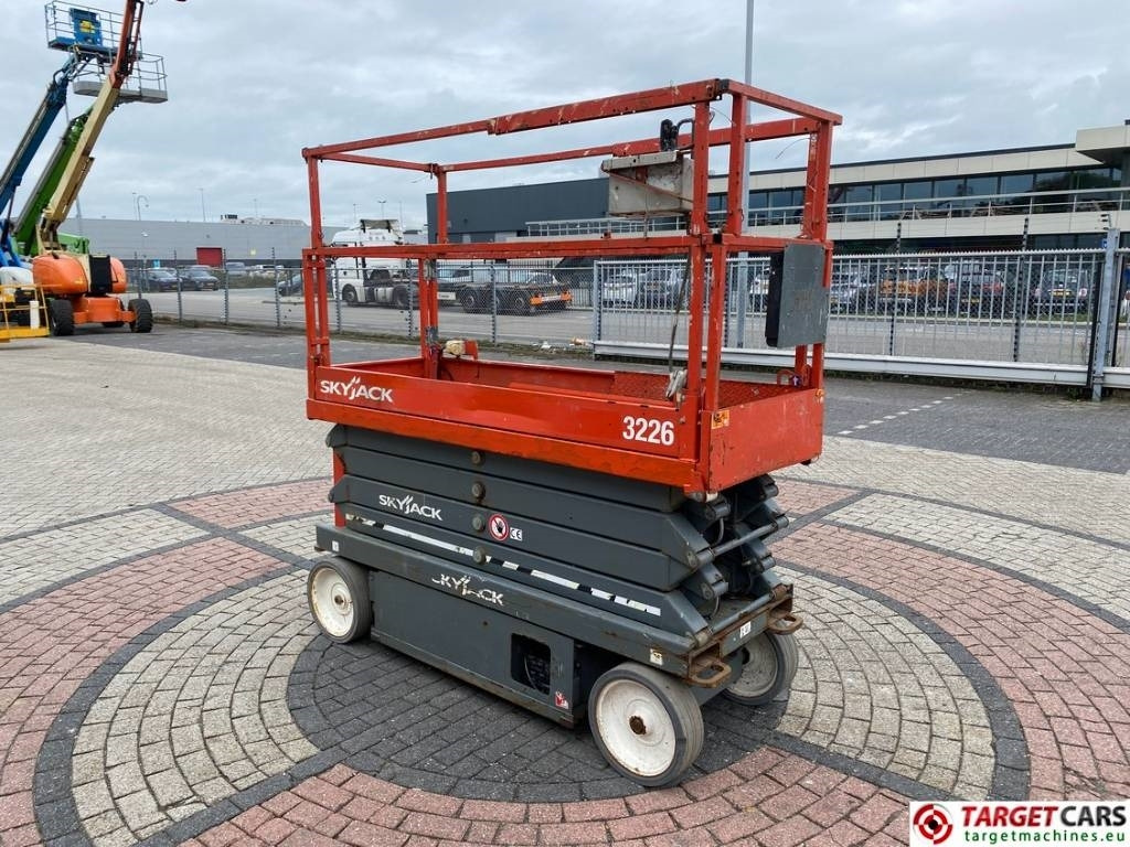 SkyJack SJIII-3226 Electric 3226 Scissor Work Lift 990cm - Nacelle ciseaux: photos 2 SkyJack SJIII-3226 Electric 3226 Scissor Work Lift 990cm - Nacelle ciseaux: photos 2