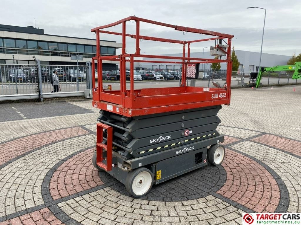 SkyJack SJIII-4632 Electric 4632 Scissor Work Lift 1170cm - Nacelle ciseaux: photos 3 SkyJack SJIII-4632 Electric 4632 Scissor Work Lift 1170cm - Nacelle ciseaux: photos 3