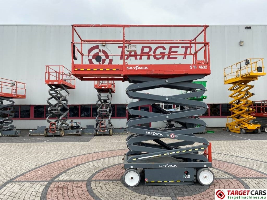 SkyJack SJIII-4632 Electric 4632 Scissor Work Lift 1170cm - Nacelle ciseaux: photos 5 SkyJack SJIII-4632 Electric 4632 Scissor Work Lift 1170cm - Nacelle ciseaux: photos 5