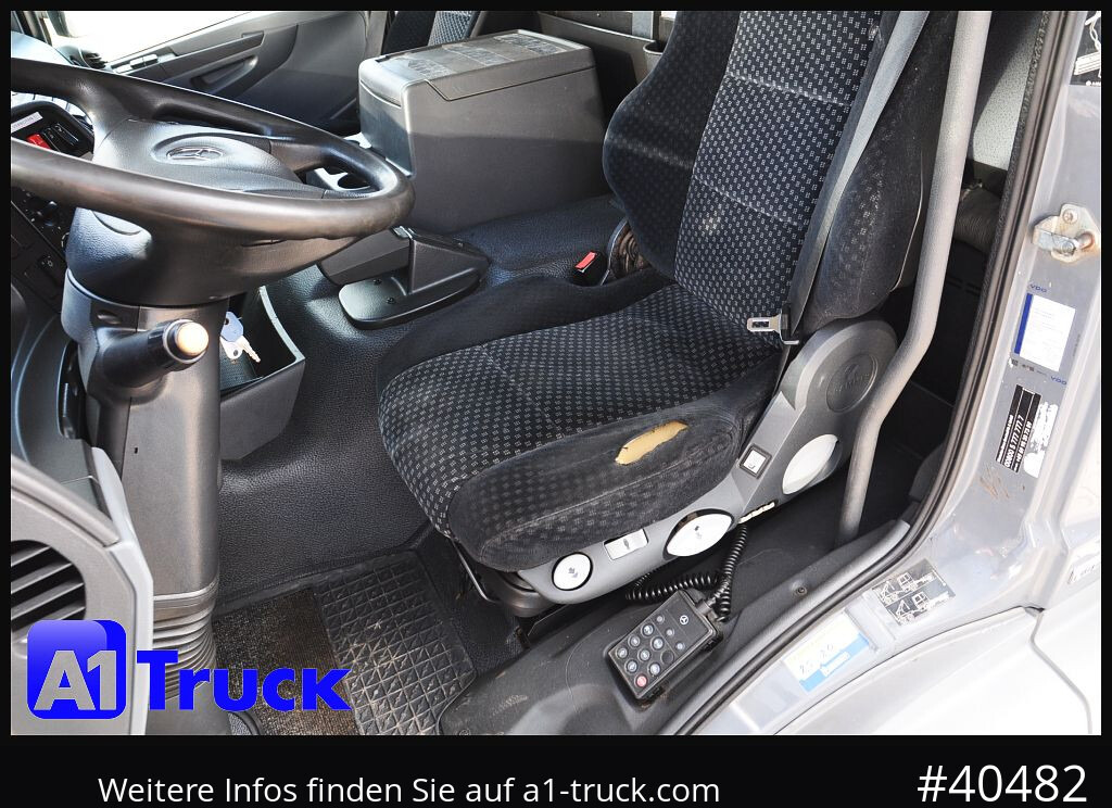 MERCEDES-BENZ 1824 LL Carrier 950 Mt, 3 Kammern, Automatik - Camion frigorifique: photos 4 MERCEDES-BENZ 1824 LL Carrier 950 Mt, 3 Kammern, Automatik - Camion frigorifique: photos 4