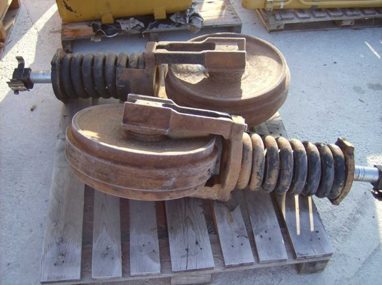 Caterpillar 317 NVA N. 2 RUOTE GUIDA E TENSORI - Pièces de train de roulement pour Engins de chantier: photos 1 Caterpillar 317 NVA N. 2 RUOTE GUIDA E TENSORI - Pièces de train de roulement pour Engins de chantier: photos 1