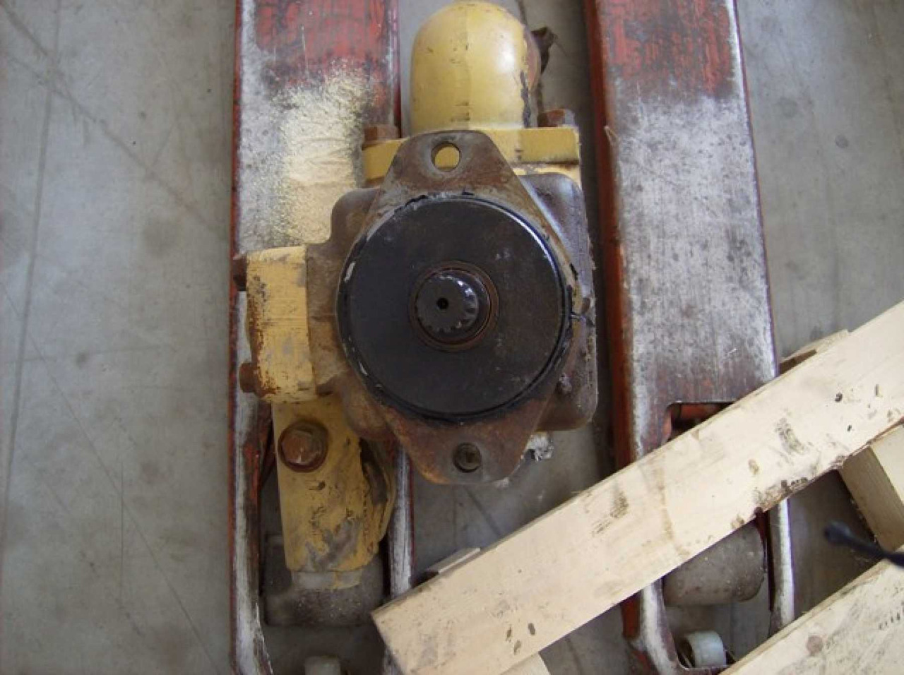 Caterpillar 826C Pompa idraulica di sterzo e movimentazione lama - Pompe hydraulique pour Engins de chantier: photos 2 Caterpillar 826C Pompa idraulica di sterzo e movimentazione lama - Pompe hydraulique pour Engins de chantier: photos 2
