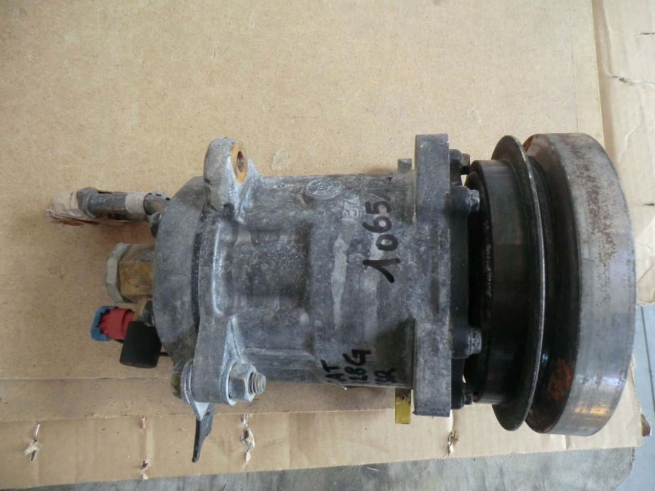 Caterpillar 928G COMPRESSORE ARIA CONDIZIONATA - Compresseur de climatisation pour Engins de chantier: photos 1 Caterpillar 928G COMPRESSORE ARIA CONDIZIONATA - Compresseur de climatisation pour Engins de chantier: photos 1