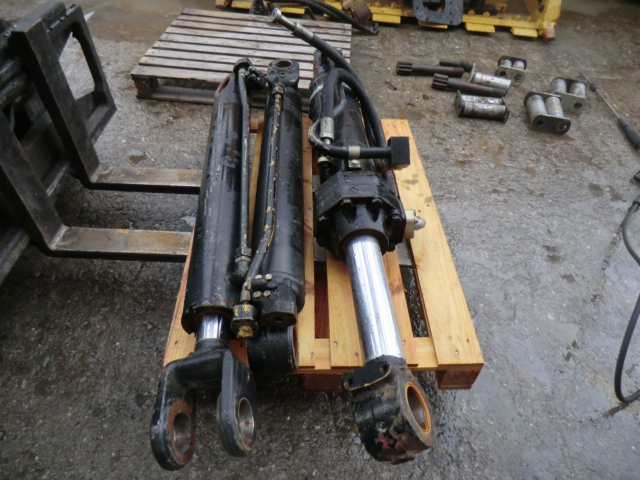 Caterpillar 963D Cilindro sollevamento destro - Vérin hydraulique pour Engins de chantier: photos 1 Caterpillar 963D Cilindro sollevamento destro - Vérin hydraulique pour Engins de chantier: photos 1