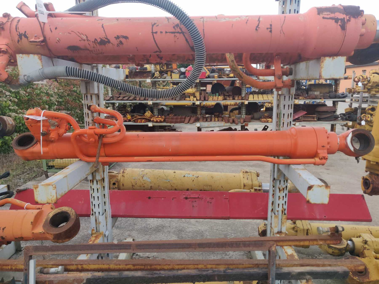 HITACHI ZX240 BAS Cilindro di salita destro con valvola anticaduta - Valve pour Engins de chantier: photos 1 HITACHI ZX240 BAS Cilindro di salita destro con valvola anticaduta - Valve pour Engins de chantier: photos 1