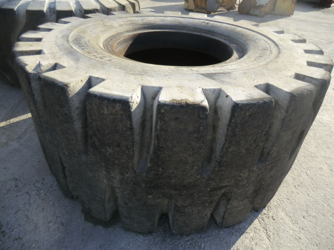 UNITED 35/65-33 L5 Pneumatico misura 35/65-33 L5 passo alto. - Pneu pour Engins de chantier: photos 1 UNITED 35/65-33 L5 Pneumatico misura 35/65-33 L5 passo alto. - Pneu pour Engins de chantier: photos 1