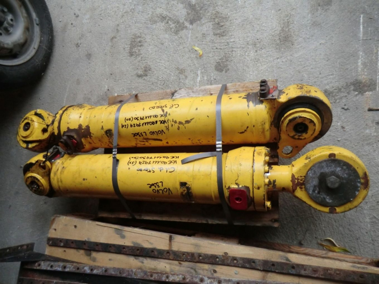 VOLVO L330E CILINDRI DI STERZO SX - Vérin hydraulique pour Engins de chantier: photos 2 VOLVO L330E CILINDRI DI STERZO SX - Vérin hydraulique pour Engins de chantier: photos 2