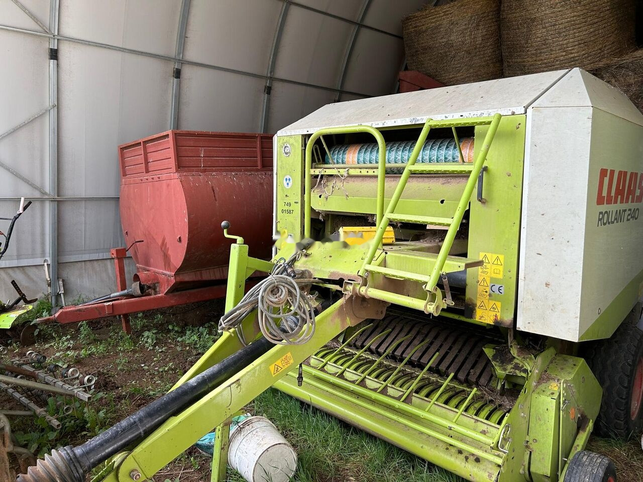 Claas ROLLANT 240 - Presse à balles rondes: photos 1 Claas ROLLANT 240 - Presse à balles rondes: photos 1