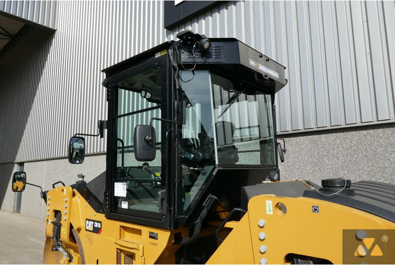 Compacteur Caterpillar CB10: photos 17