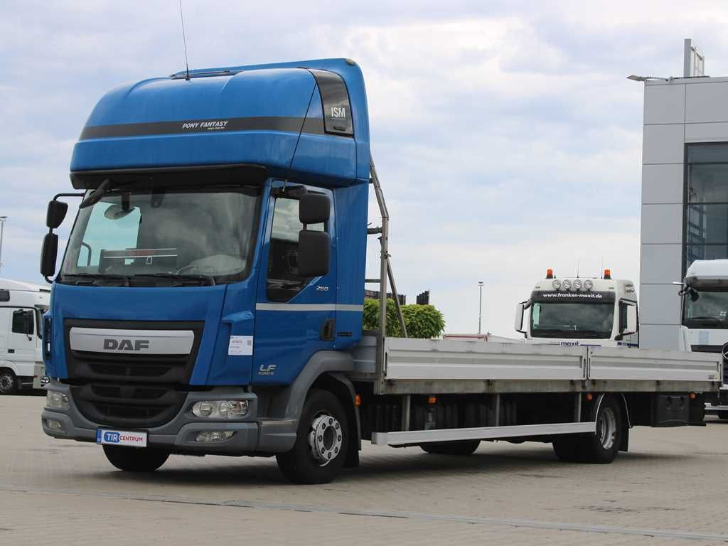 DAF LF 260, SLEEPING CABIN, EURO 6, PNEU 80% - Camion plateau: photos 1 DAF LF 260, SLEEPING CABIN, EURO 6, PNEU 80% - Camion plateau: photos 1