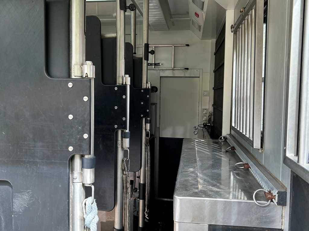 Volvo STX FL, FOR 6 PEOPLE, FOR TRANSPORTING FIVE HORSES, CAMERA, 2X HYDRAULIC FRONT - Camion chevaux: photos 5 Volvo STX FL, FOR 6 PEOPLE, FOR TRANSPORTING FIVE HORSES, CAMERA, 2X HYDRAULIC FRONT - Camion chevaux: photos 5