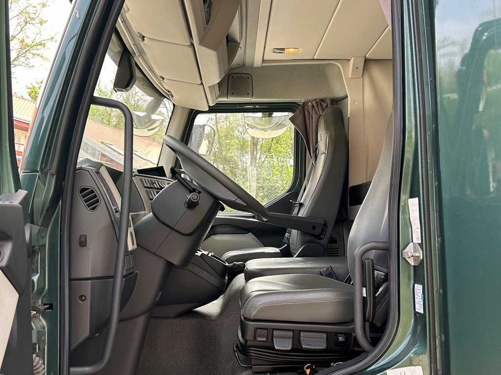 Volvo STX FL, FOR 6 PEOPLE, FOR TRANSPORTING FIVE HORSES, CAMERA, 2X HYDRAULIC FRONT - Camion chevaux: photos 3 Volvo STX FL, FOR 6 PEOPLE, FOR TRANSPORTING FIVE HORSES, CAMERA, 2X HYDRAULIC FRONT - Camion chevaux: photos 3