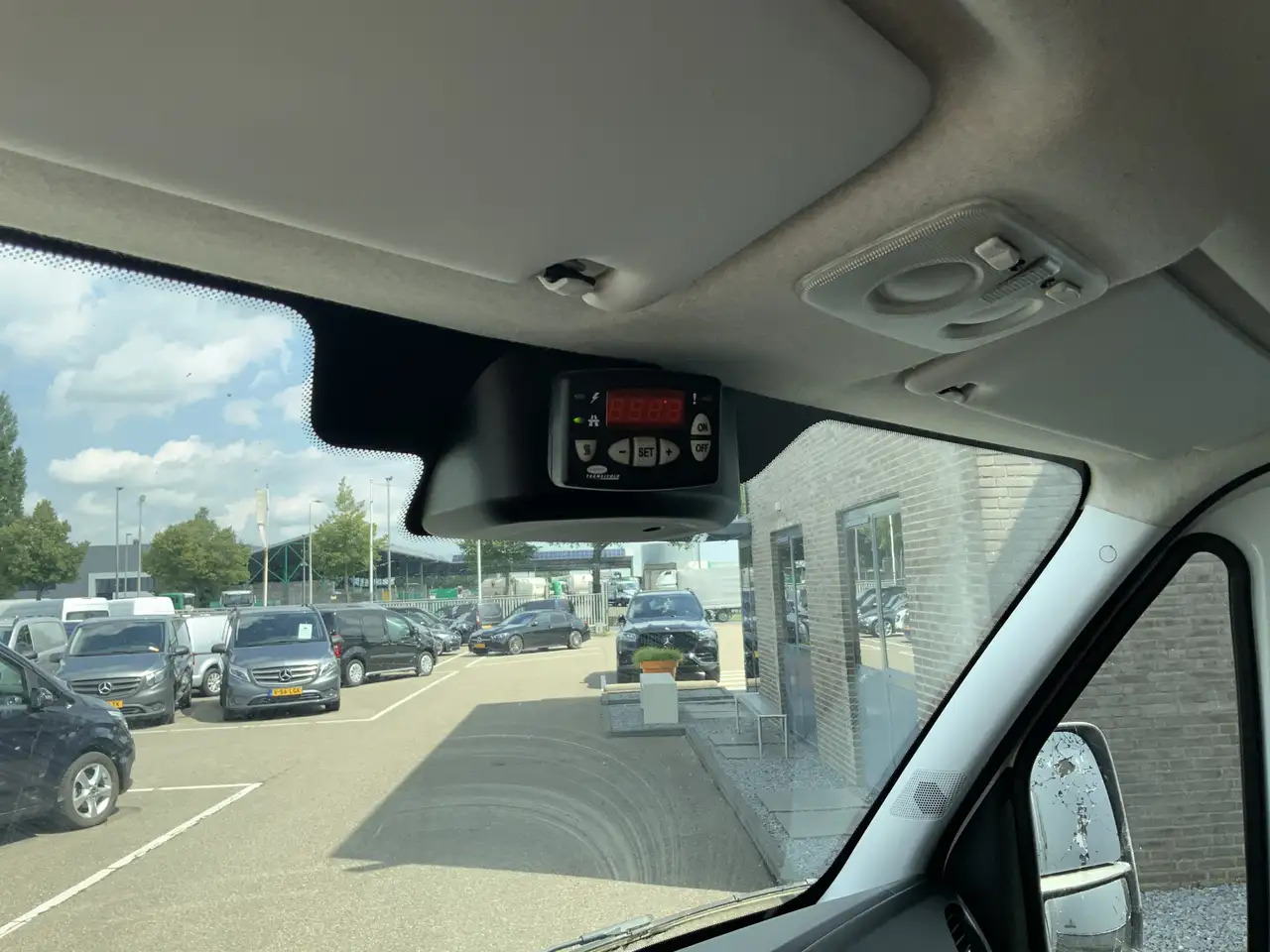 Iveco Daily 35C13 2.3 375 Automaat Koelmeubelbak Deuren Dag&Na - Véhicule utilitaire frigorifique: photos 5 Iveco Daily 35C13 2.3 375 Automaat Koelmeubelbak Deuren Dag&Na - Véhicule utilitaire frigorifique: photos 5