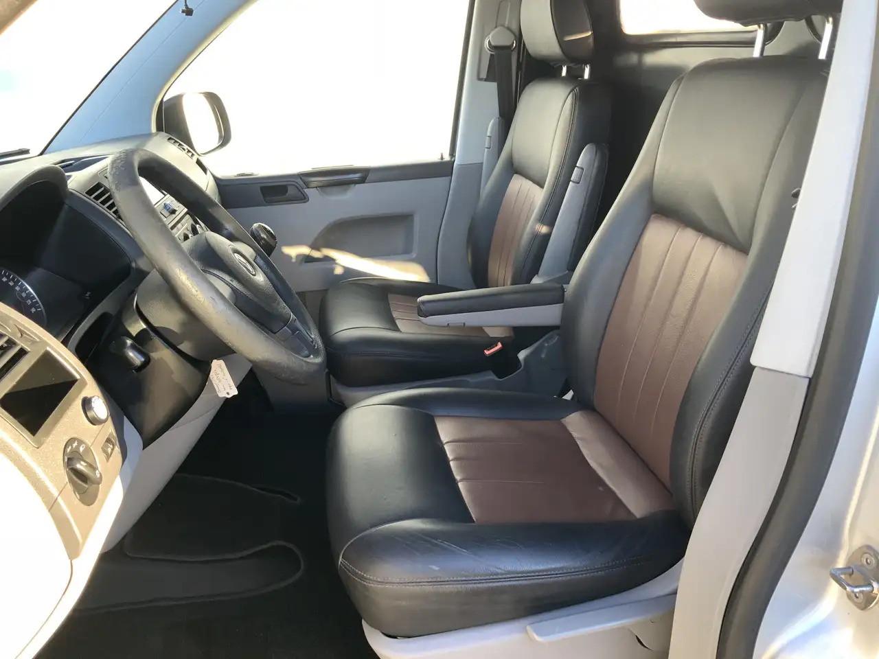 Volkswagen T5 Transporter 2.0 L1H2 Benzine Airco Navi Dub Schuifdeuren Leer - Fourgon utilitaire: photos 4 Volkswagen T5 Transporter 2.0 L1H2 Benzine Airco Navi Dub Schuifdeuren Leer - Fourgon utilitaire: photos 4