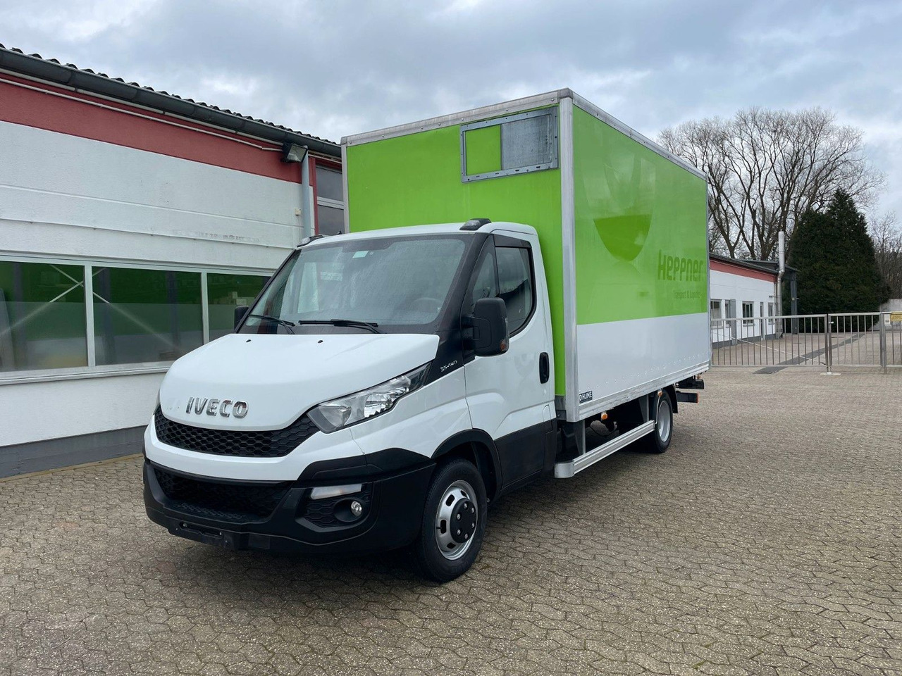 Iveco Daily 35C15 Koffer 4.2m Ladebordwand - Fourgon: photos 1 Iveco Daily 35C15 Koffer 4.2m Ladebordwand - Fourgon: photos 1