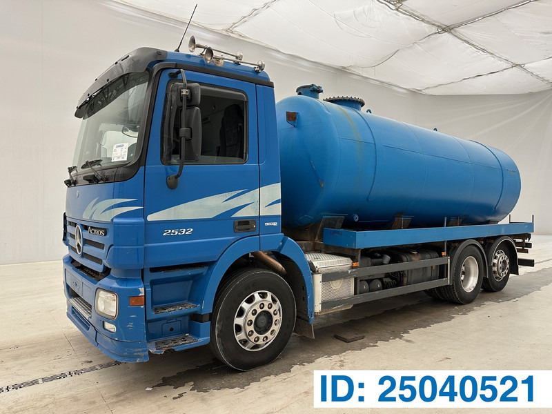 Mercedes-Benz Actros 2532 - 6x2 - Camion citerne: photos 1 Mercedes-Benz Actros 2532 - 6x2 - Camion citerne: photos 1
