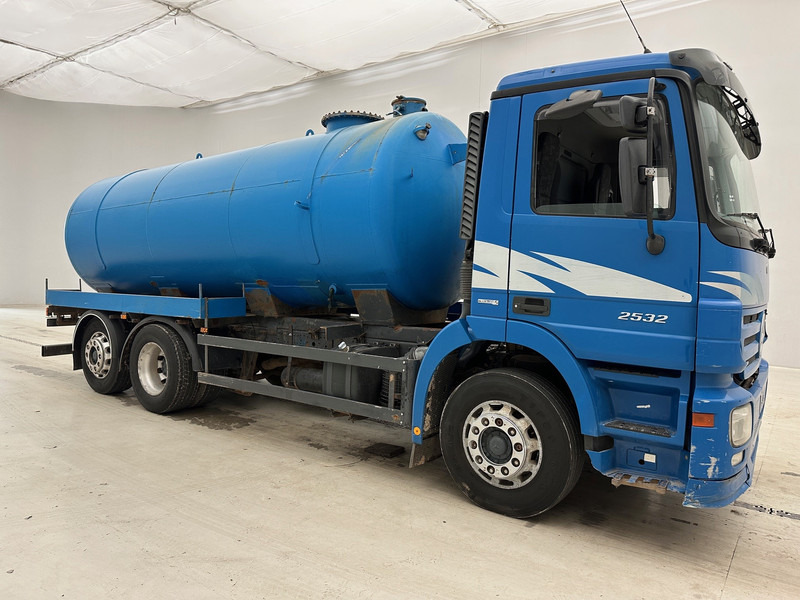 Mercedes-Benz Actros 2532 - 6x2 - Camion citerne: photos 3 Mercedes-Benz Actros 2532 - 6x2 - Camion citerne: photos 3