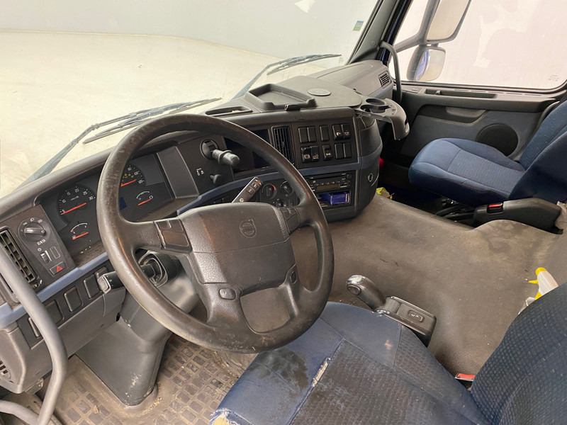 Camion à rideaux coulissants Volvo FM 300 - 6x2: photos 12 Camion à rideaux coulissants Volvo FM 300 - 6x2: photos 12