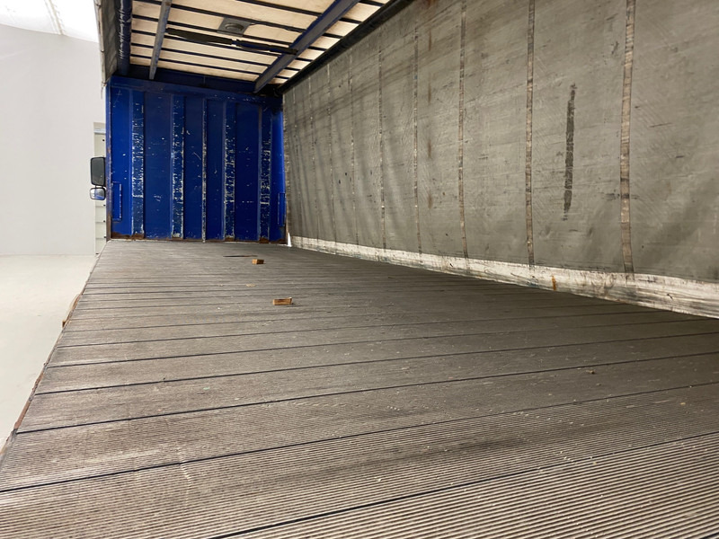 Camion à rideaux coulissants Volvo FM 300 - 6x2: photos 10 Camion à rideaux coulissants Volvo FM 300 - 6x2: photos 10