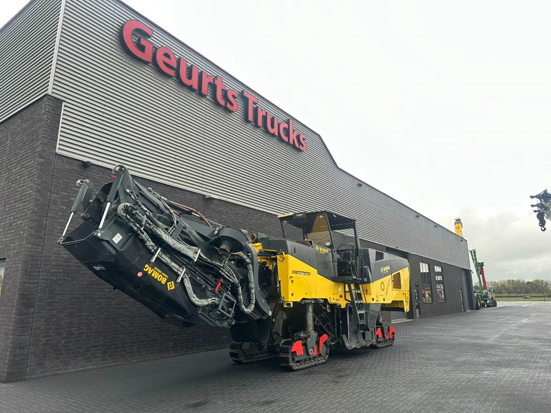 Bomag BM 2200/75 ASFALTFREES / ASPHALT MILLING MACHINE / COLD PLANER - Travaux routiers: photos 2 Bomag BM 2200/75 ASFALTFREES / ASPHALT MILLING MACHINE / COLD PLANER - Travaux routiers: photos 2