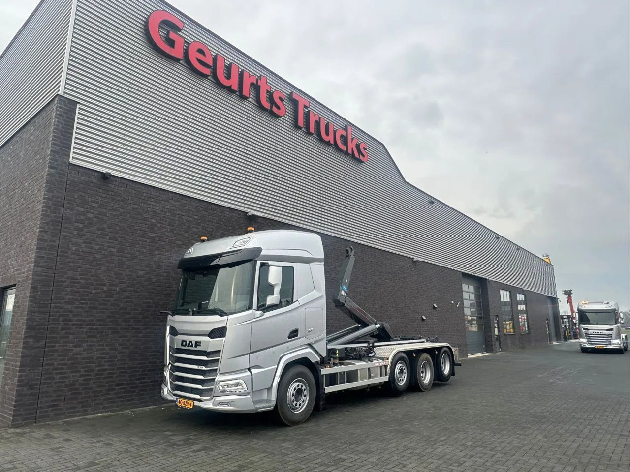 DAF XF 530 8X2 TRIPLE VDL S-30-6700 HAAKARMSYSTEEM/A - Camion ampliroll: photos 2 DAF XF 530 8X2 TRIPLE VDL S-30-6700 HAAKARMSYSTEEM/A - Camion ampliroll: photos 2