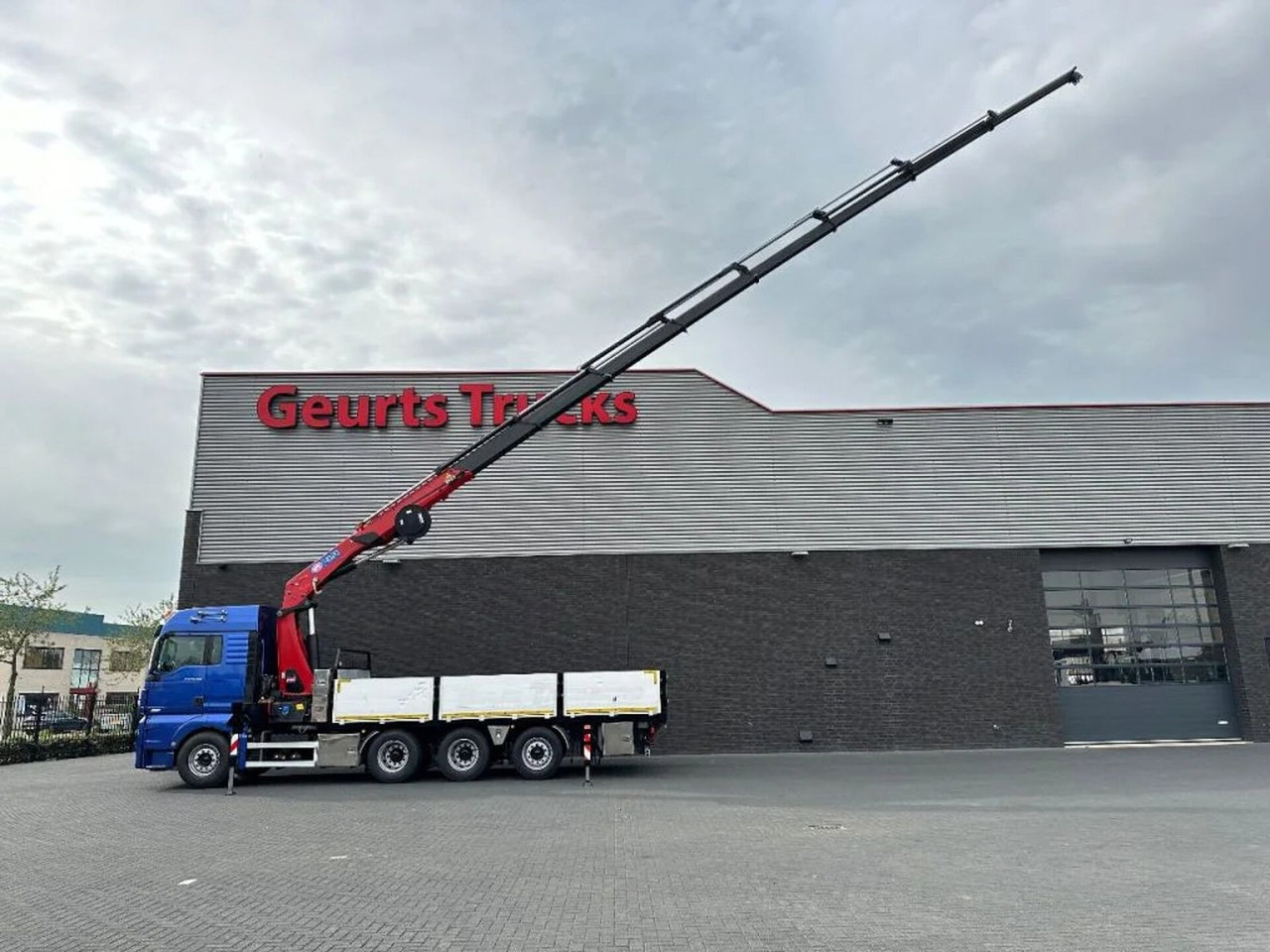 MAN TGX 33.560 8X4 TRIDEM + HMF 4020-K8 KRAAN/KRAN/C - Camion grue: photos 3 MAN TGX 33.560 8X4 TRIDEM + HMF 4020-K8 KRAAN/KRAN/C - Camion grue: photos 3