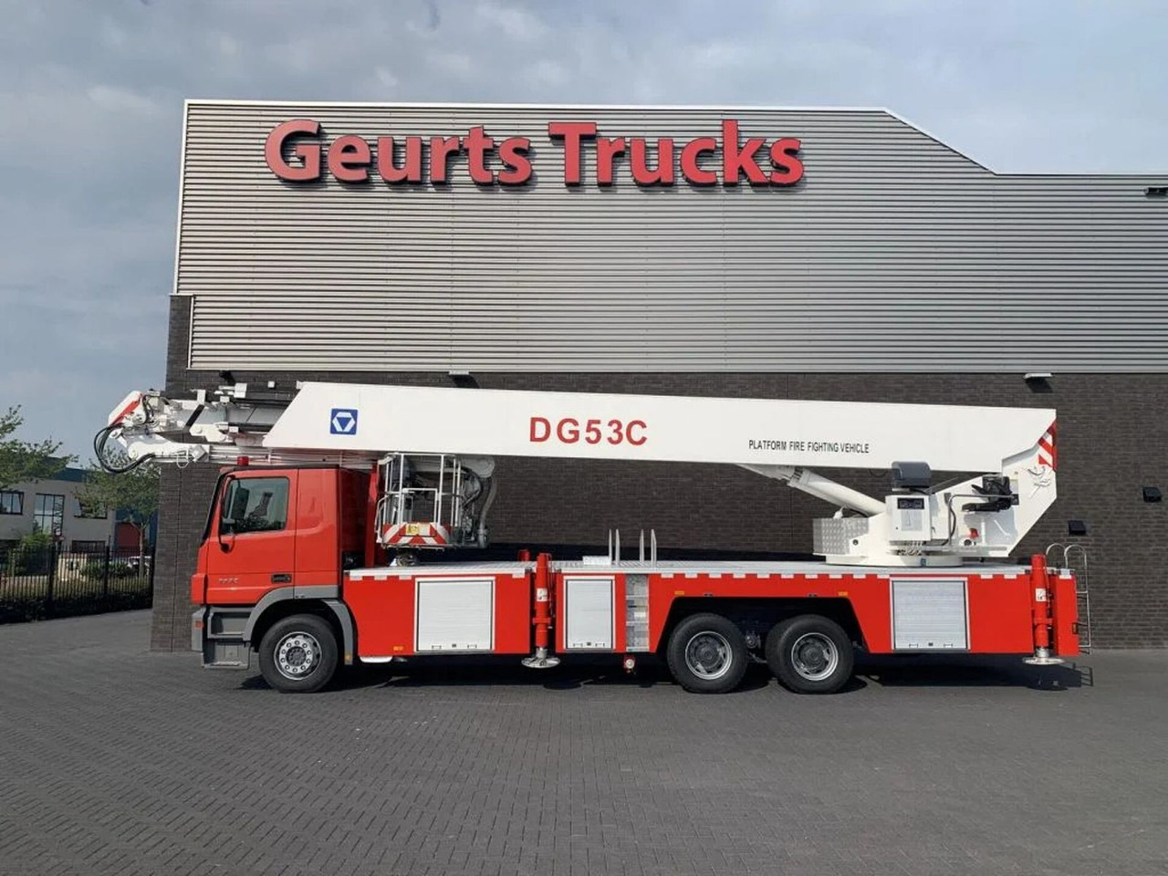 Mercedes-Benz Actros 3332 6X4 XCMG DG53C FIRE FIGTHING PLATFOR - Camion de pompier: photos 1 Mercedes-Benz Actros 3332 6X4 XCMG DG53C FIRE FIGTHING PLATFOR - Camion de pompier: photos 1