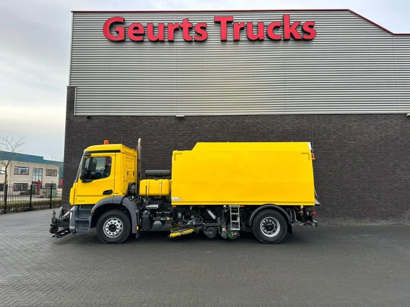 Mercedes-Benz Arocs 1824 4X2 BEAM A9000 SWEEPING TRUCK/ KEHRMASCHINE/VEEGWAGEN/FAHRBAHNREINIGER/AIRPORT CLEANER WITH MAGNET - Balayeuse de voirie: photos 1 Mercedes-Benz Arocs 1824 4X2 BEAM A9000 SWEEPING TRUCK/ KEHRMASCHINE/VEEGWAGEN/FAHRBAHNREINIGER/AIRPORT CLEANER WITH MAGNET - Balayeuse de voirie: photos 1