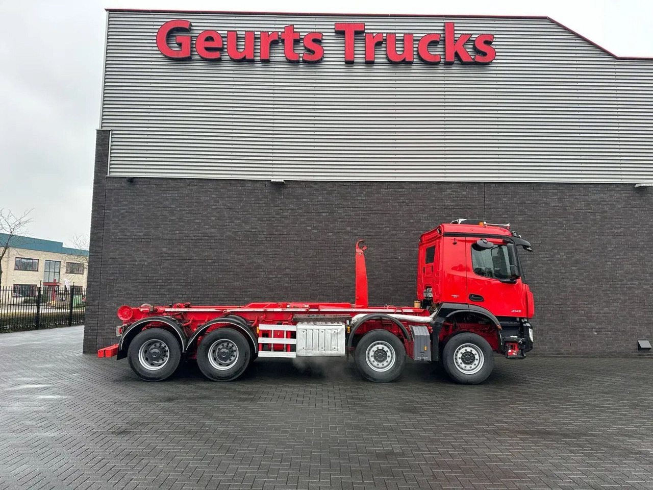 Mercedes-Benz Arocs 8X4 VDL S-30-6600 HAAKARMSYSTEEM/ABROLLKIP - Camion ampliroll: photos 4 Mercedes-Benz Arocs 8X4 VDL S-30-6600 HAAKARMSYSTEEM/ABROLLKIP - Camion ampliroll: photos 4