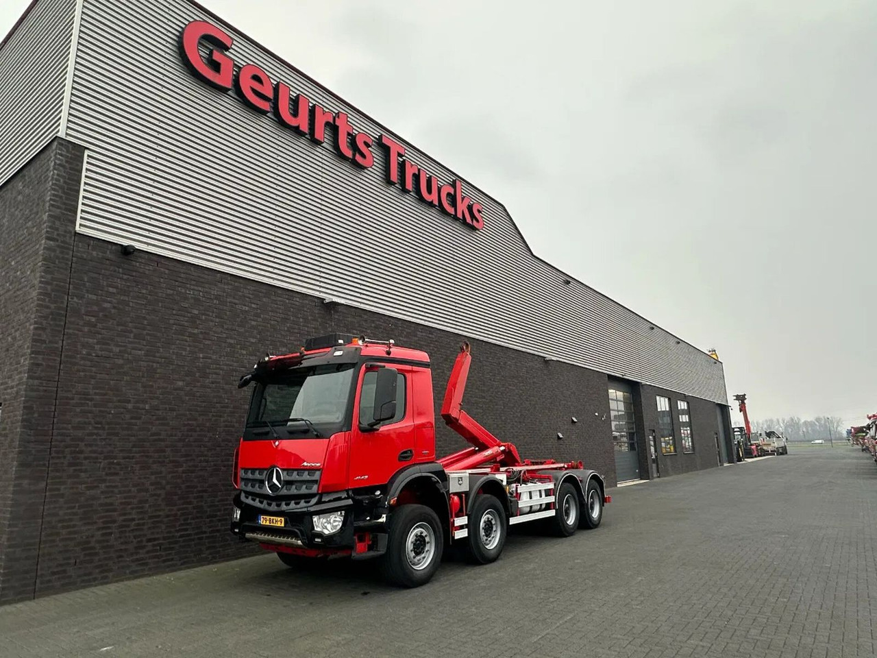 Mercedes-Benz Arocs 8X4 VDL S-30-6600 HAAKARMSYSTEEM/ABROLLKIP - Camion ampliroll: photos 2 Mercedes-Benz Arocs 8X4 VDL S-30-6600 HAAKARMSYSTEEM/ABROLLKIP - Camion ampliroll: photos 2