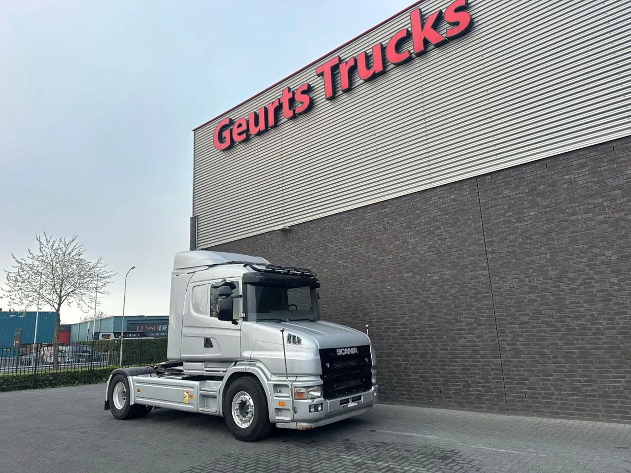 Scania T124-420 LA4X2NA ORIGINAL KM TREKKER MET HYDRAUL - Tracteur routier: photos 5 Scania T124-420 LA4X2NA ORIGINAL KM TREKKER MET HYDRAUL - Tracteur routier: photos 5