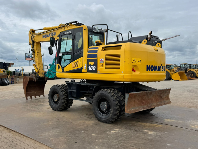 Komatsu PW180-11 - Pelle sur pneus: photos 3 Komatsu PW180-11 - Pelle sur pneus: photos 3