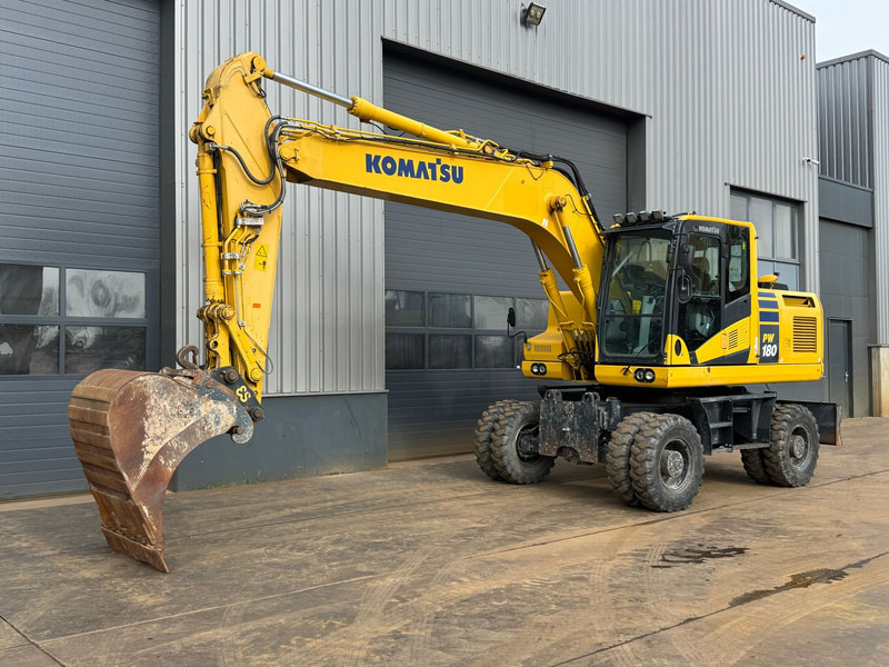 Komatsu PW180-11 - Pelle sur pneus: photos 3 Komatsu PW180-11 - Pelle sur pneus: photos 3