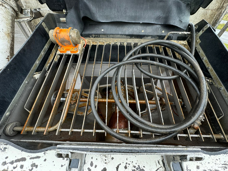 Camion pompe pour transport de matériaux granulaires MAN TGA 26.360 6x4 with Putzmeister BSF24-4.16 24m Concrete Pump: photos 13 Camion pompe pour transport de matériaux granulaires MAN TGA 26.360 6x4 with Putzmeister BSF24-4.16 24m Concrete Pump: photos 13