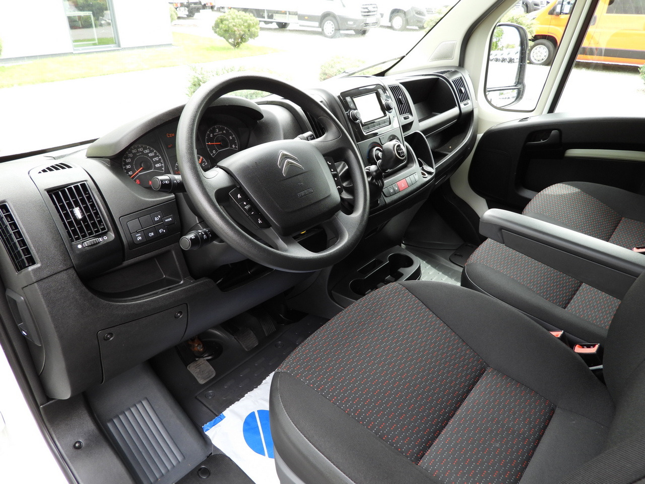 CITROEN JUMPER BOX LIFT 8 PALLETS CRUISE CONTROL NAVIGATION AIR CONDITIONING 165HP - Fourgon: photos 2 CITROEN JUMPER BOX LIFT 8 PALLETS CRUISE CONTROL NAVIGATION AIR CONDITIONING 165HP - Fourgon: photos 2