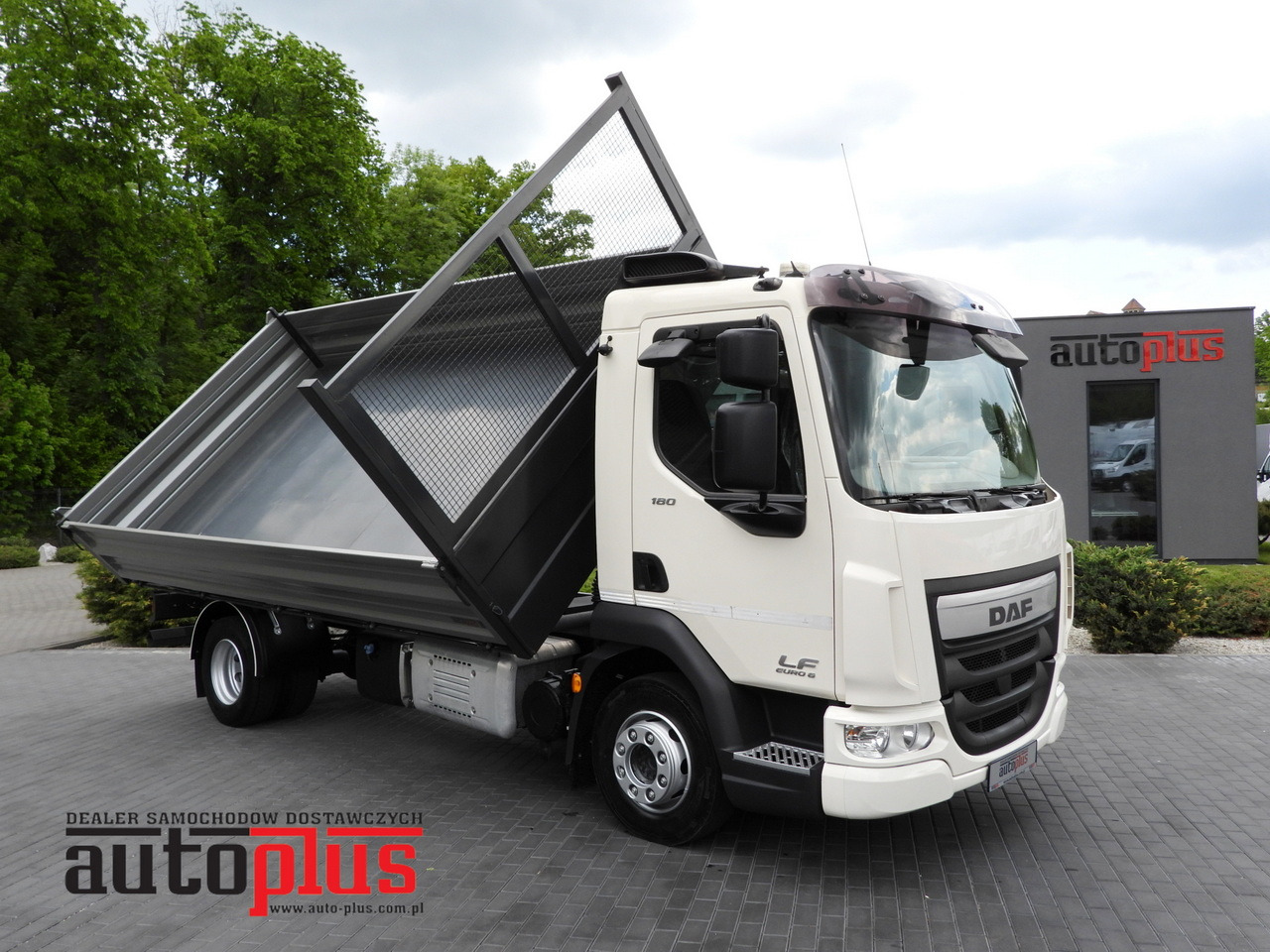 DAF LF 180 THREE-WAY TIPPER CRUISE CONTROL LED LIGHTS AUTOMATIC TRANSMISSION TWIN WHEELS AIR CONDITIONING 180HP - Camion benne: photos 1 DAF LF 180 THREE-WAY TIPPER CRUISE CONTROL LED LIGHTS AUTOMATIC TRANSMISSION TWIN WHEELS AIR CONDITIONING 180HP - Camion benne: photos 1