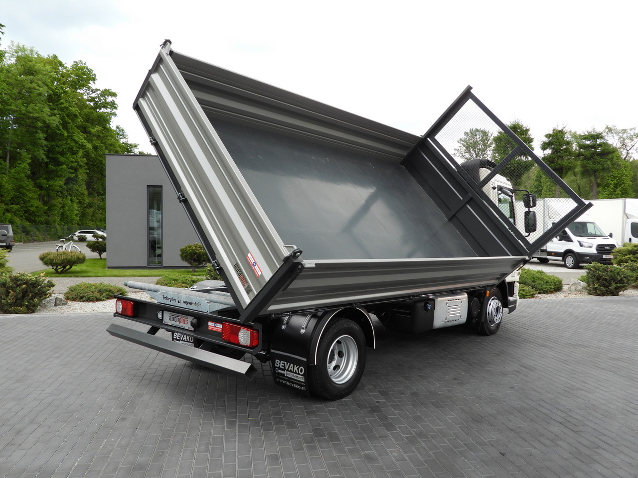 DAF LF 180 THREE-WAY TIPPER CRUISE CONTROL LED LIGHTS AUTOMATIC TRANSMISSION TWIN WHEELS AIR CONDITIONING 180HP - Camion benne: photos 3 DAF LF 180 THREE-WAY TIPPER CRUISE CONTROL LED LIGHTS AUTOMATIC TRANSMISSION TWIN WHEELS AIR CONDITIONING 180HP - Camion benne: photos 3