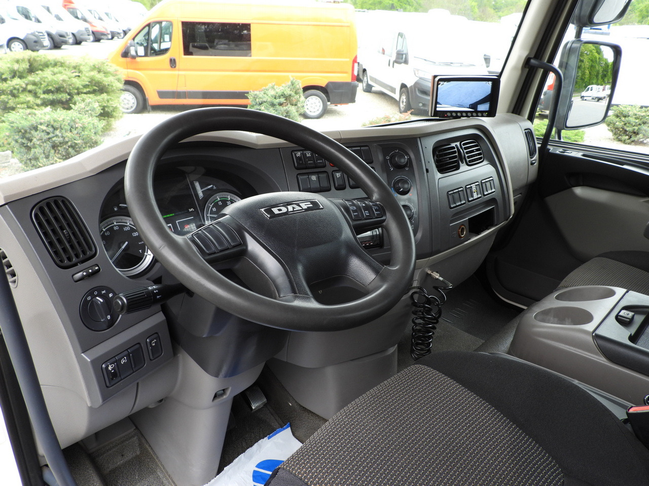 DAF LF 180 THREE-WAY TIPPER CRUISE CONTROL LED LIGHTS AUTOMATIC TRANSMISSION  TWIN WHEELS AIR CONDITIONING  180HP - Véhicule utilitaire benne: photos 2 DAF LF 180 THREE-WAY TIPPER CRUISE CONTROL LED LIGHTS AUTOMATIC TRANSMISSION  TWIN WHEELS AIR CONDITIONING  180HP - Véhicule utilitaire benne: photos 2