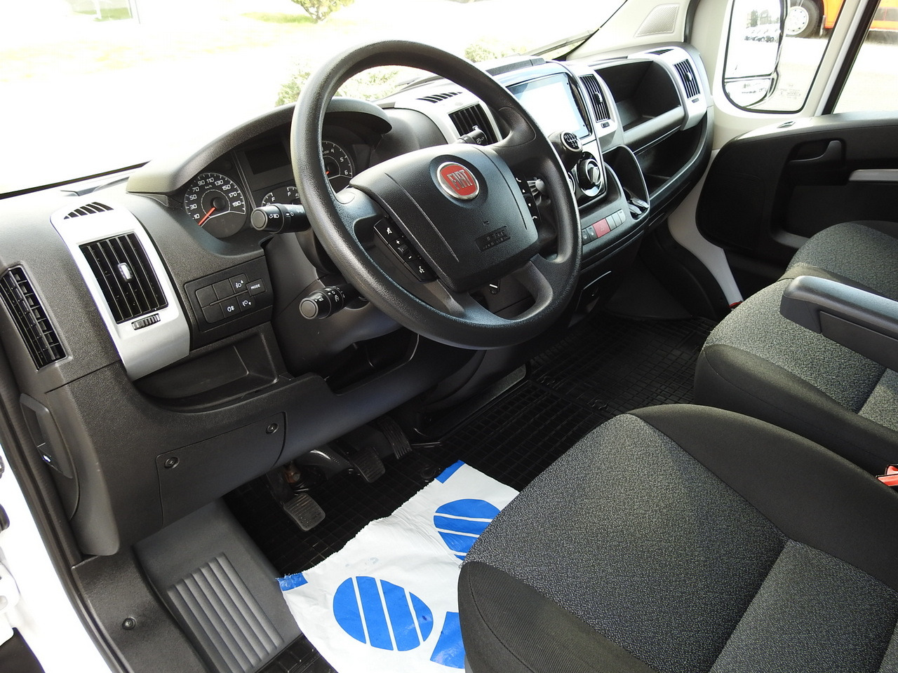 FIAT DUCATO  BOX LIFT 8 PALLETS CRUISE CONTROL NAVIGATION LED LIGHTS AIR CONDITIONING  130HP - Fourgon: photos 2 FIAT DUCATO  BOX LIFT 8 PALLETS CRUISE CONTROL NAVIGATION LED LIGHTS AIR CONDITIONING  130HP - Fourgon: photos 2