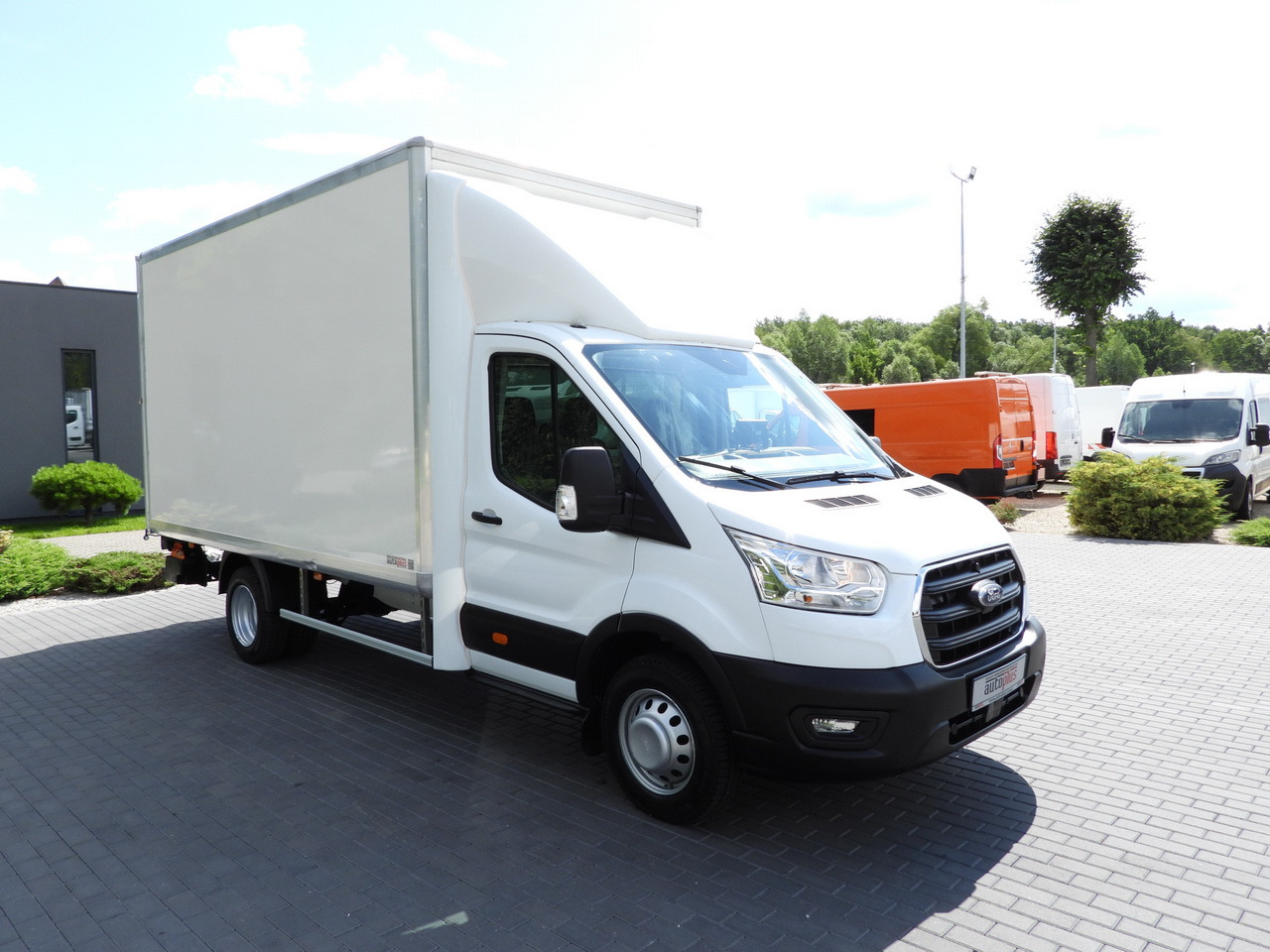 FORD TRANSIT BOX LIFT 8 PALLETS CRUISE CONTROL LED LIGHTS TWIN WHEELS AIR CONDITIONING 130HP - Fourgon: photos 4 FORD TRANSIT BOX LIFT 8 PALLETS CRUISE CONTROL LED LIGHTS TWIN WHEELS AIR CONDITIONING 130HP - Fourgon: photos 4