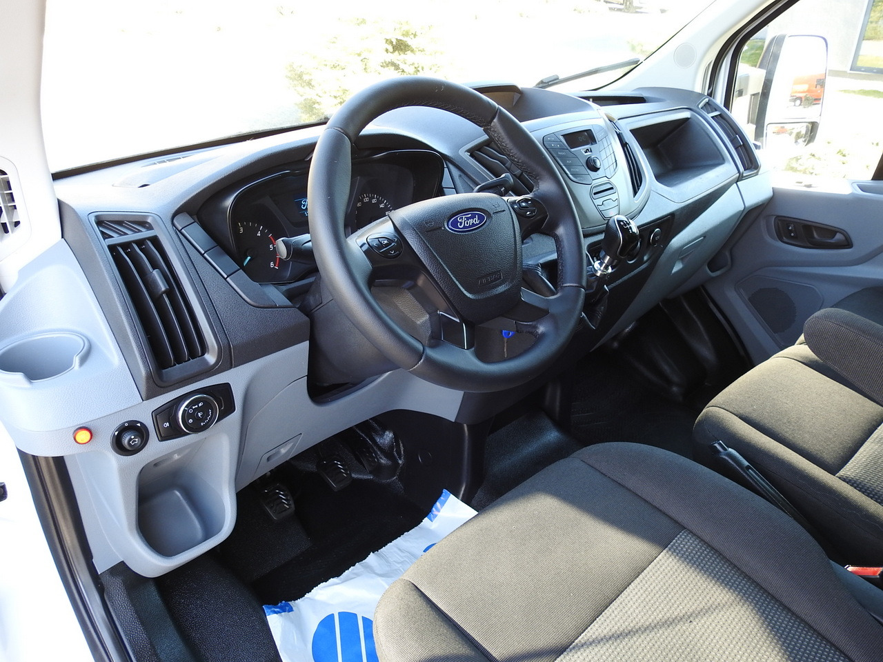 FORD TRANSIT BOX LIFT 8 PALLETS TWIN WHEELS AIR CONDITIONING 130HP - Fourgon: photos 2 FORD TRANSIT BOX LIFT 8 PALLETS TWIN WHEELS AIR CONDITIONING 130HP - Fourgon: photos 2