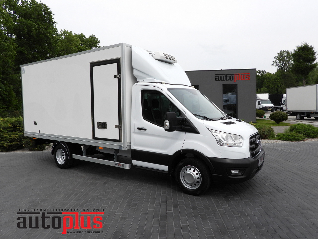 FORD TRANSIT BOX / REFRIGERATOR BOX 5*C / CRUISE CONTROL LED LIGHTS TWIN WHEELS AIR CONDITIONING 130HP - Fourgon: photos 1 FORD TRANSIT BOX / REFRIGERATOR BOX 5*C / CRUISE CONTROL LED LIGHTS TWIN WHEELS AIR CONDITIONING 130HP - Fourgon: photos 1