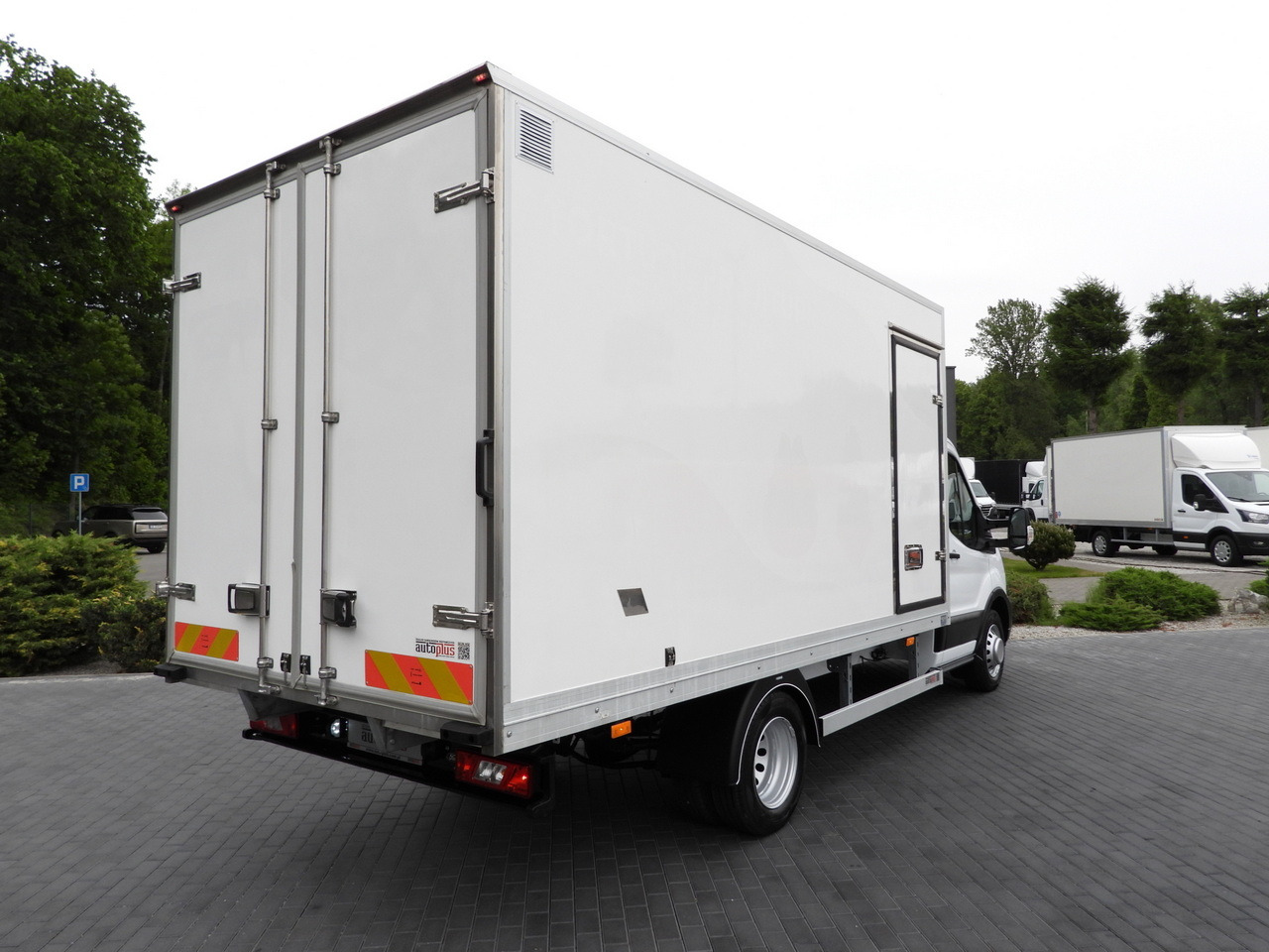 FORD TRANSIT BOX / REFRIGERATOR BOX 5*C / CRUISE CONTROL LED LIGHTS TWIN WHEELS AIR CONDITIONING 130HP - Fourgon: photos 3 FORD TRANSIT BOX / REFRIGERATOR BOX 5*C / CRUISE CONTROL LED LIGHTS TWIN WHEELS AIR CONDITIONING 130HP - Fourgon: photos 3