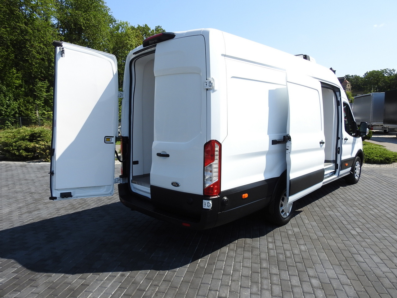 FORD TRANSIT REFRIGERATOR VAN 0*C HEATING FUNCTION CRUISE CONTROL AIR CONDITIONING LED LIGHTS 130HP - Véhicule utilitaire frigorifique: photos 3 FORD TRANSIT REFRIGERATOR VAN 0*C HEATING FUNCTION CRUISE CONTROL AIR CONDITIONING LED LIGHTS 130HP - Véhicule utilitaire frigorifique: photos 3