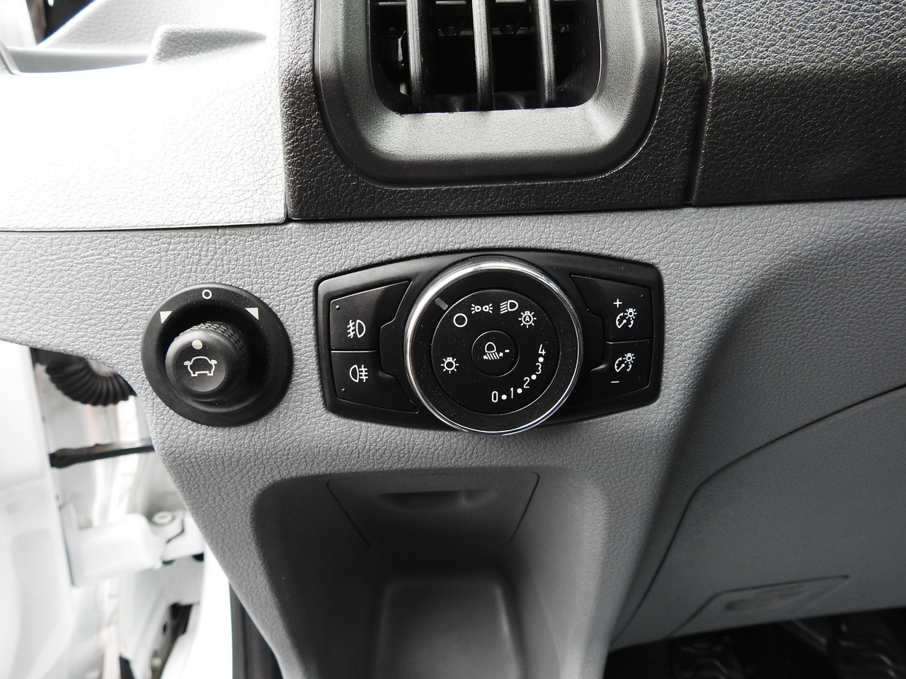 Véhicule utilitaire benne FORD TRANSIT TIPPER CRUISE CONTROL AIR CONDITIONING TWIN WHEELS 170HP: photos 31 Véhicule utilitaire benne FORD TRANSIT TIPPER CRUISE CONTROL AIR CONDITIONING TWIN WHEELS 170HP: photos 31