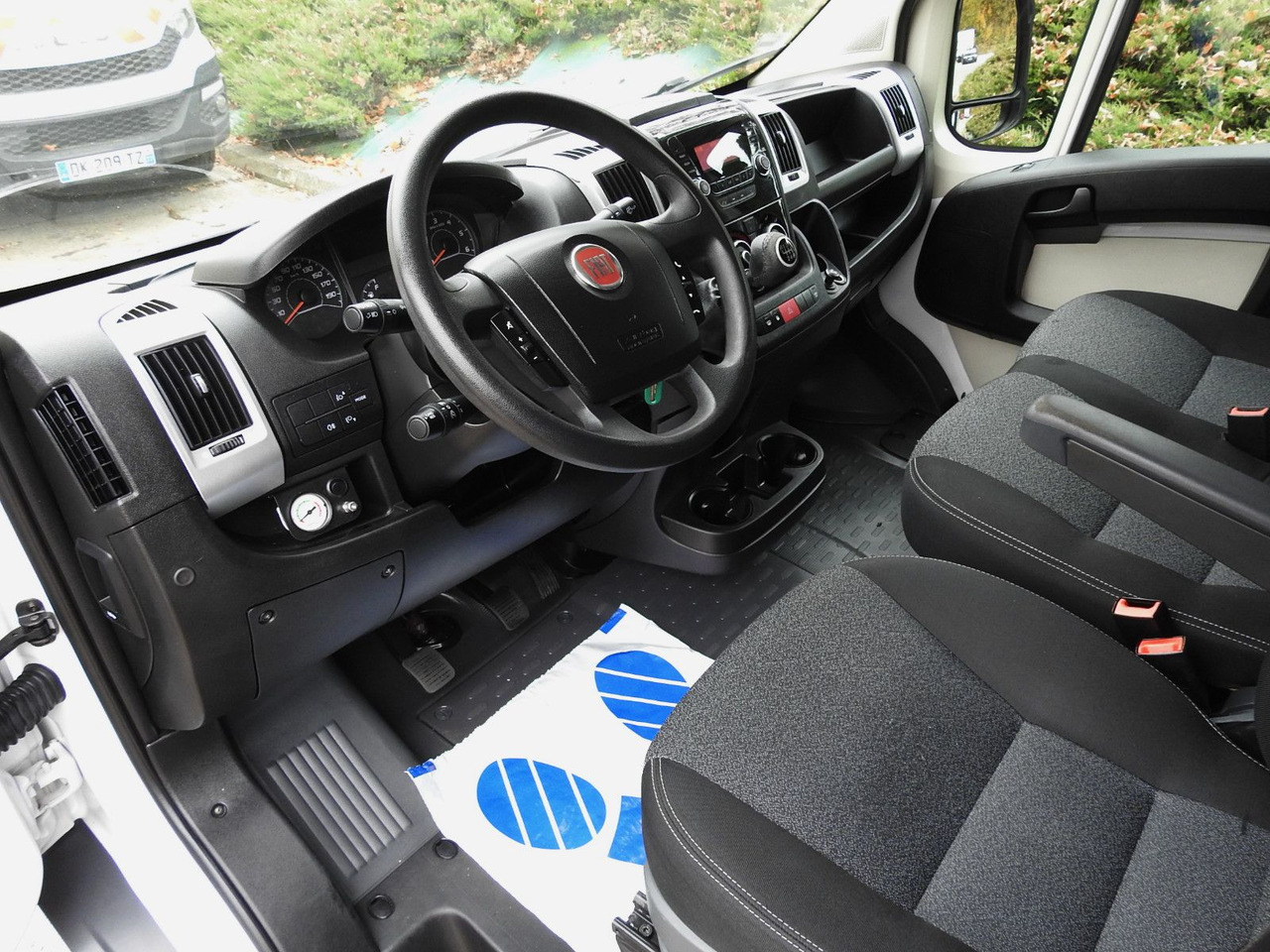 Fiat DUCATO PRITSCHE PLANE AUFZUG 8 PALETTEN WEBASTO - Véhicule utilitaire plateau baché: photos 2 Fiat DUCATO PRITSCHE PLANE AUFZUG 8 PALETTEN WEBASTO - Véhicule utilitaire plateau baché: photos 2