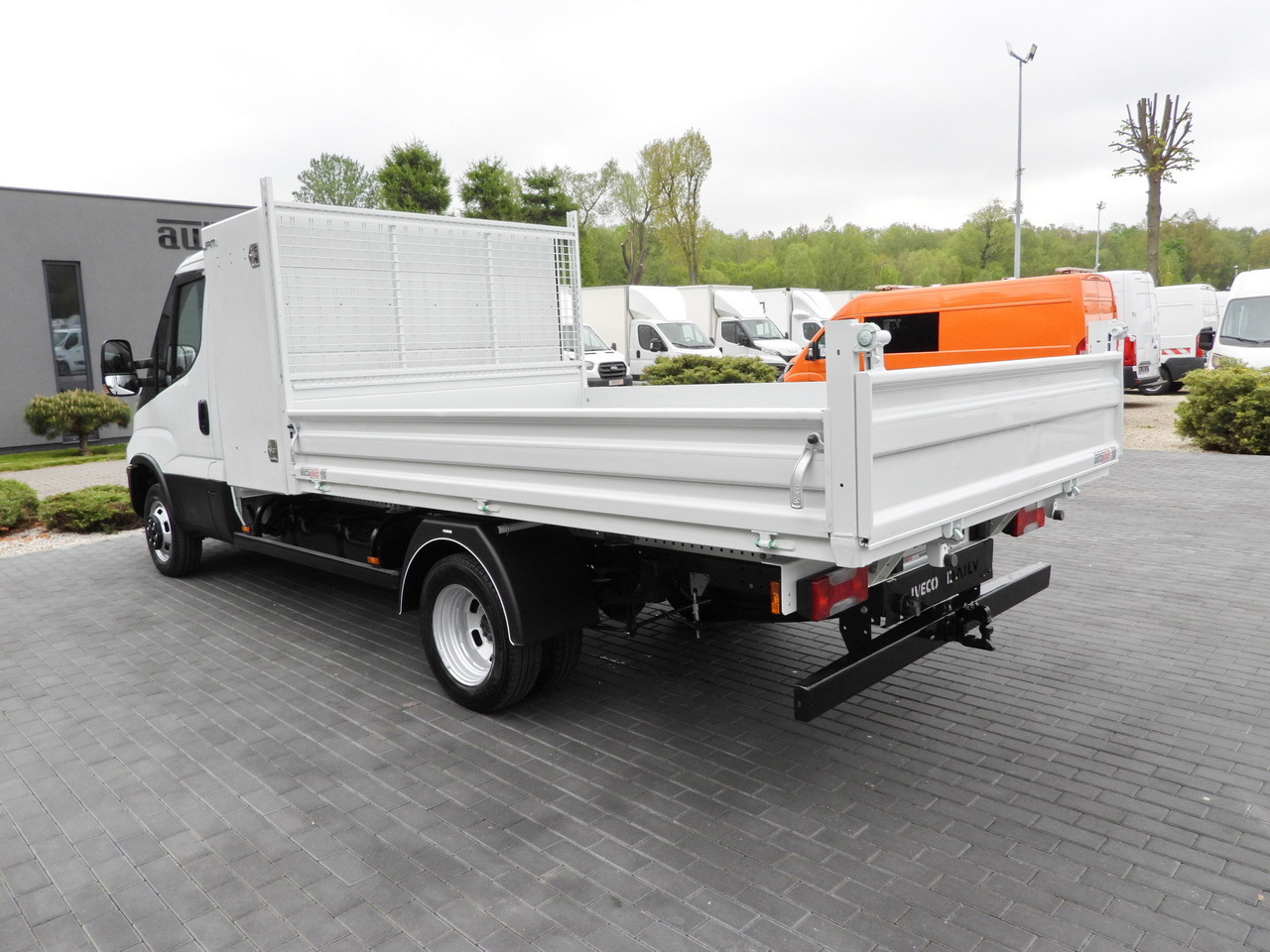 Véhicule utilitaire benne IVECO DAILY 35C14 TIPPER CRUISE CONTROL TWIN WHEELS 140HP: photos 9 Véhicule utilitaire benne IVECO DAILY 35C14 TIPPER CRUISE CONTROL TWIN WHEELS 140HP: photos 9