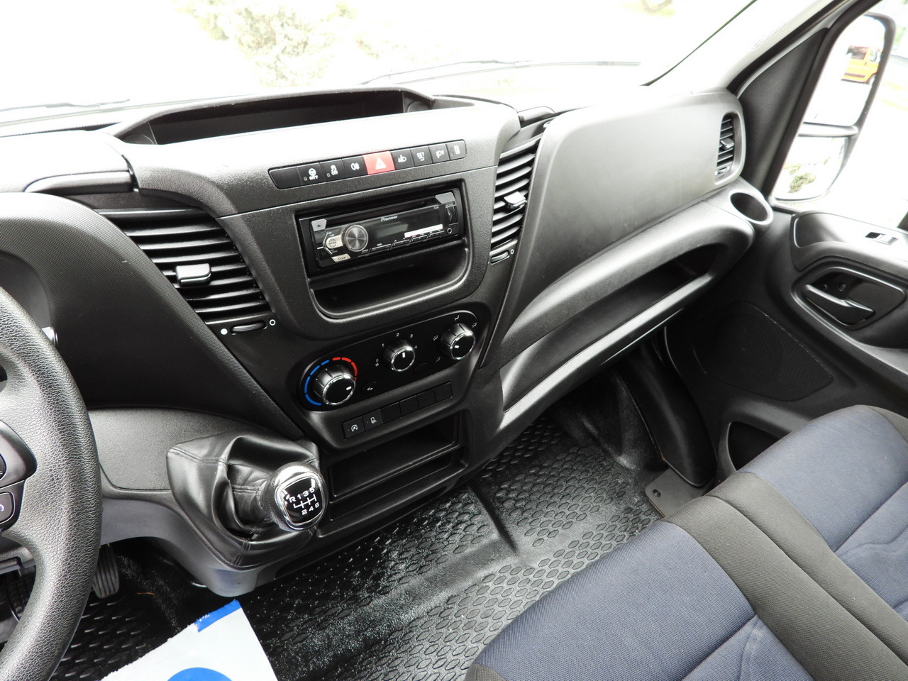 Véhicule utilitaire benne IVECO DAILY 35C14 TIPPER CRUISE CONTROL TWIN WHEELS 140HP: photos 33 Véhicule utilitaire benne IVECO DAILY 35C14 TIPPER CRUISE CONTROL TWIN WHEELS 140HP: photos 33