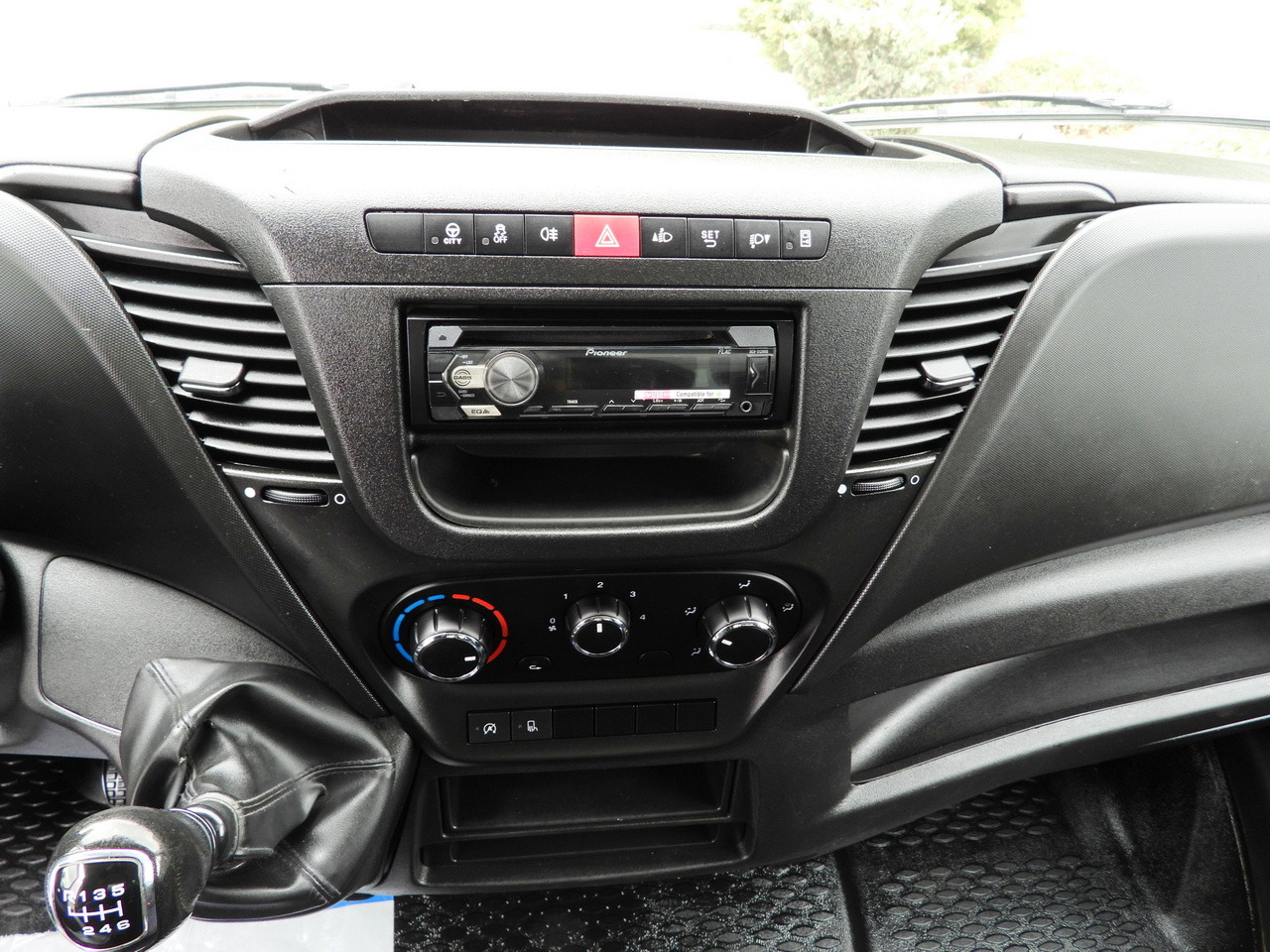 Véhicule utilitaire benne IVECO DAILY 35C14 TIPPER CRUISE CONTROL TWIN WHEELS 140HP: photos 35 Véhicule utilitaire benne IVECO DAILY 35C14 TIPPER CRUISE CONTROL TWIN WHEELS 140HP: photos 35