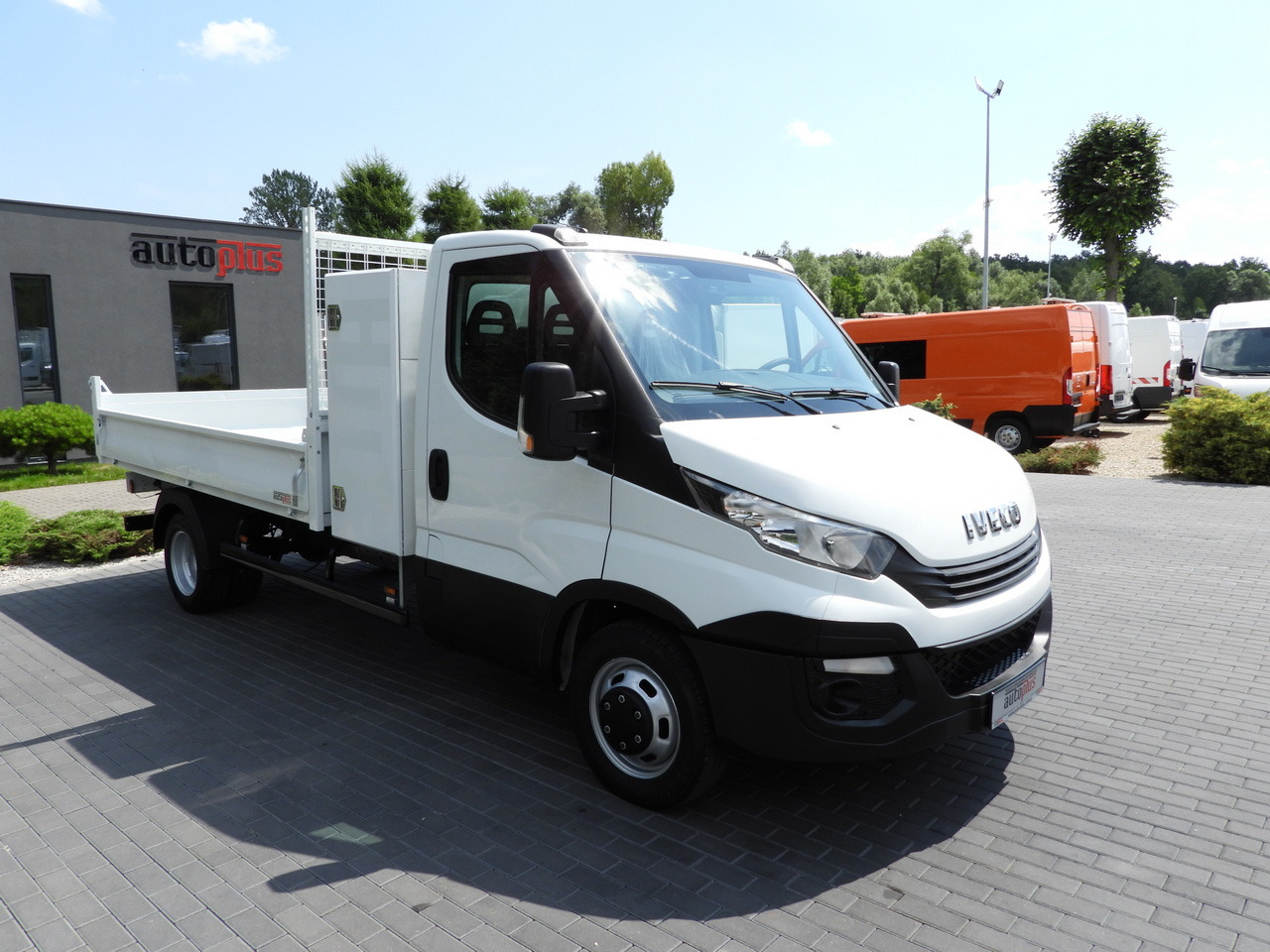 IVECO DAILY 35C15 TIPPER CRUISE CONTROL TWIN WHEELS AIR CONDITIONING 150HP - Véhicule utilitaire benne: photos 4 IVECO DAILY 35C15 TIPPER CRUISE CONTROL TWIN WHEELS AIR CONDITIONING 150HP - Véhicule utilitaire benne: photos 4